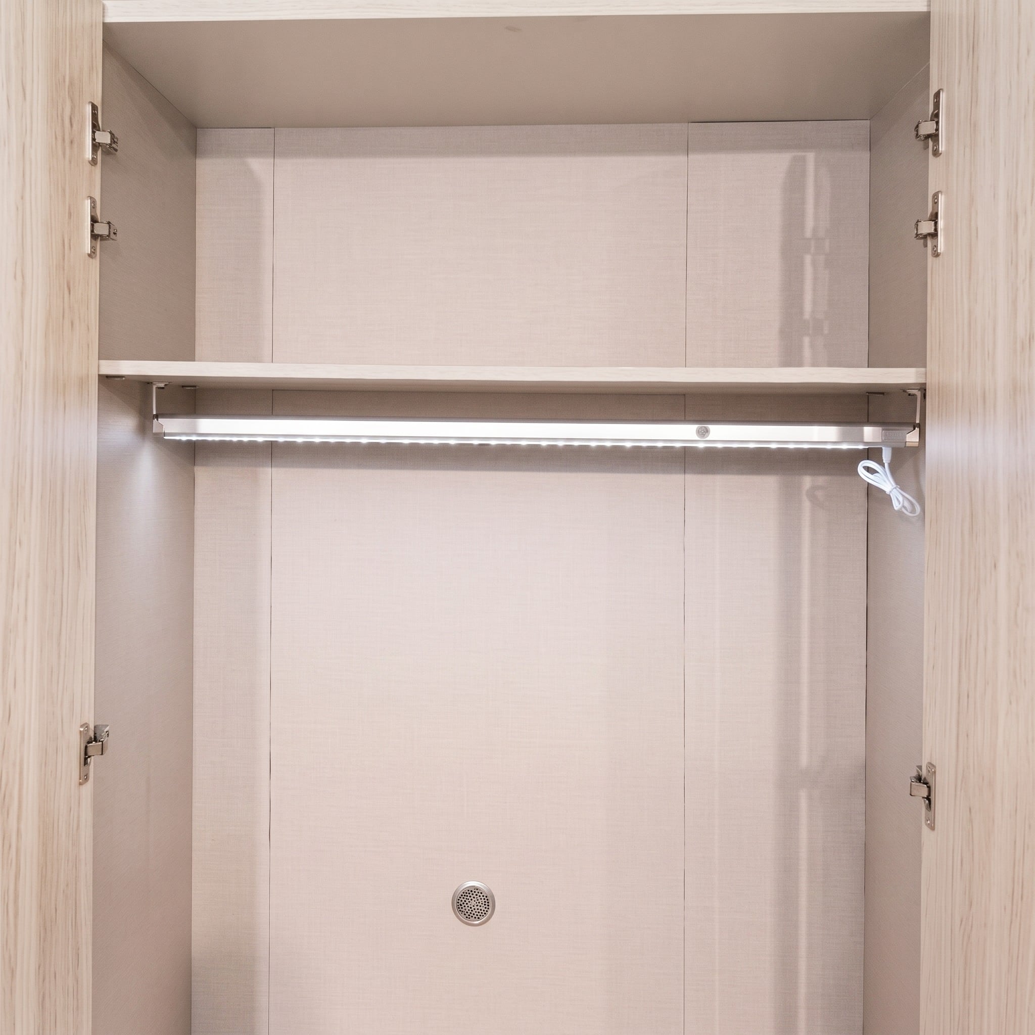 03-30-00080-8.jpg Ash grey 6-door wardrobe with mirrored centre panels and whitewashed oak-look accents — view 5